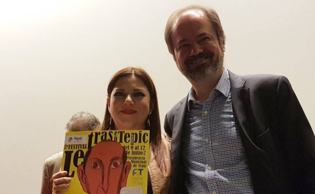 Lorena Elizabeth Hernández, directora del encuentro, junto al escritor Juan Villoro. (FOTO de Twitter: @lorenaleer)