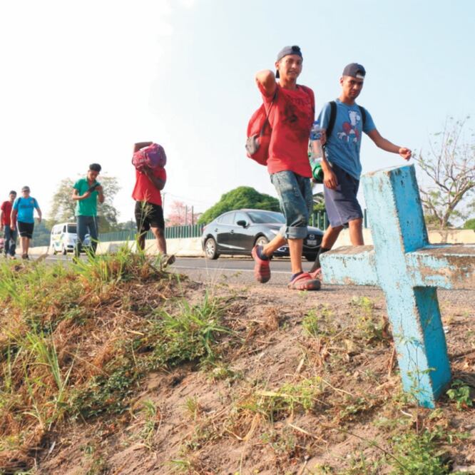 Con sus mochilas al hombro y respaldados con la tarjeta de visitante por razones humanitarias, miles de centroamericanos continúan su periplo por tierra chiapaneca en busca del sueño americano. MARÍA DE JESÚS PETERS. EL UNIVERSAL