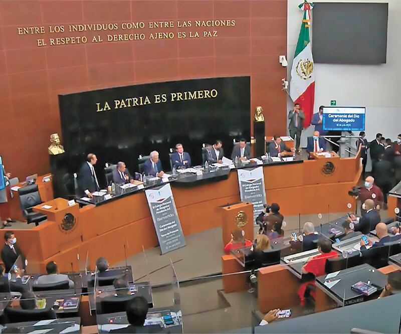 El Día del Abogado se celebró en el Senado, donde Ricardo Monreal dijo que los litigantes han perdido espacio, han sido desplazados en las últimas décadas y ahora desempeñan el papel de ser auxiliares de los órganos del poder. Foto:TOMADA DE VIDEO