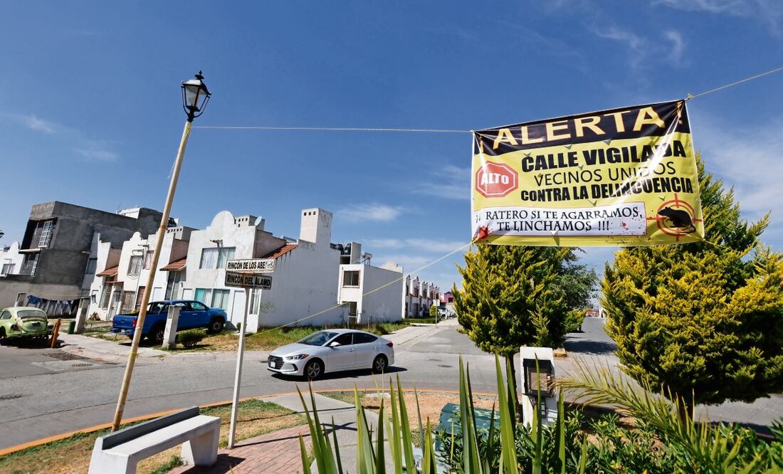 Vecinos del fraccionamiento Rincón del Álamo advierten que tomarán acciones si encuentran a una persona cometiendo un delito. Foto: de Jorge Alvarado. El Universal