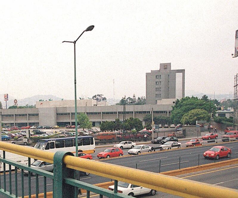Paramédicos llevaron a Odet a Traumatología de Lomas Verdes, luego de que fue aventada o se cayó de ventana de un hotel. Foto: Archivo El Universal