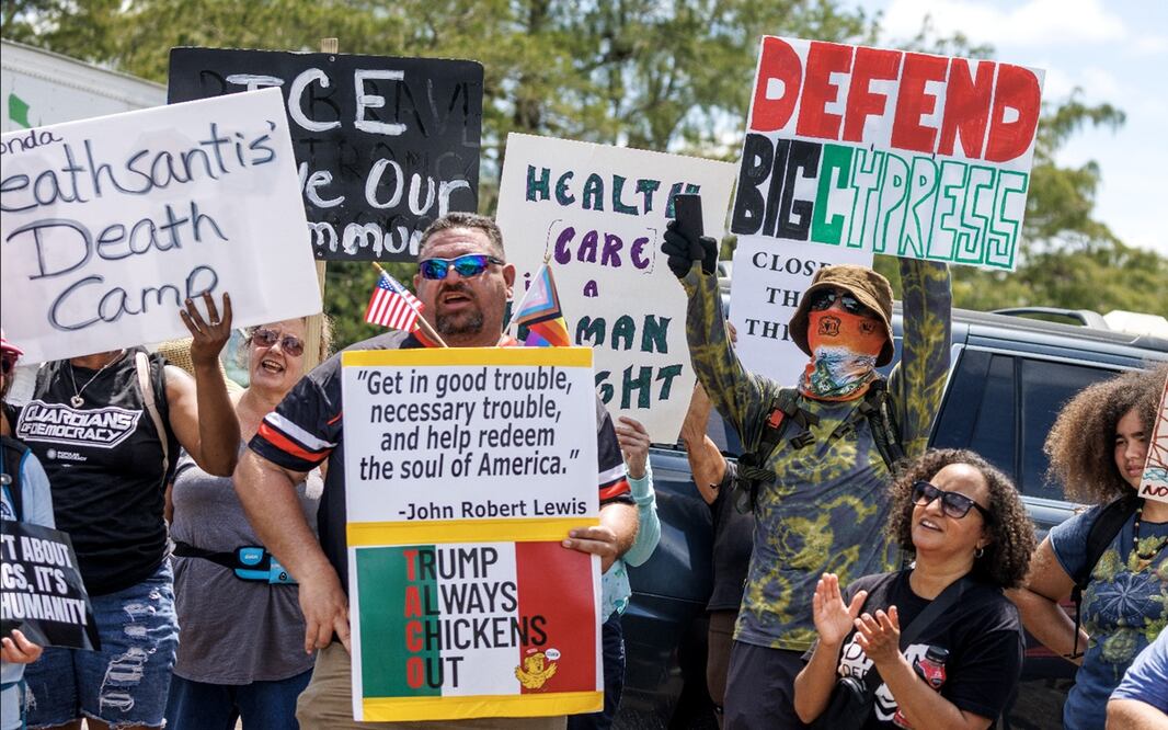 Activistas y familiares de detenidos en Alligator Alcatraz se manifiestan frente a la entrada del centro de detención, en la Reserva Nacional Big Cypress, Ochopee, Florida, Estados Unidos, el 22 de julio de 2025. Foto: EFE