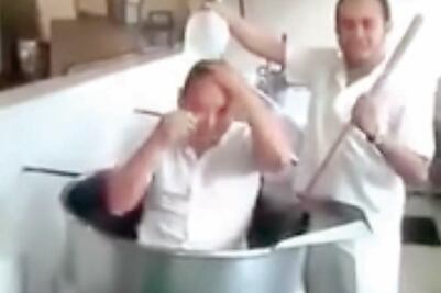 Indaga IMSS ‘baño’ de empleado en olla para preparar alimentos