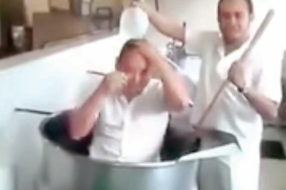 En el video, que dura 30 segundos, se observa a un trabajador sentado y sonriendo dentro de una de las ollas, mientras que otro le vierte agua en la cabeza con una jarra, que es utilizada para servir alimentos a derechohabientes (ESPECIAL)