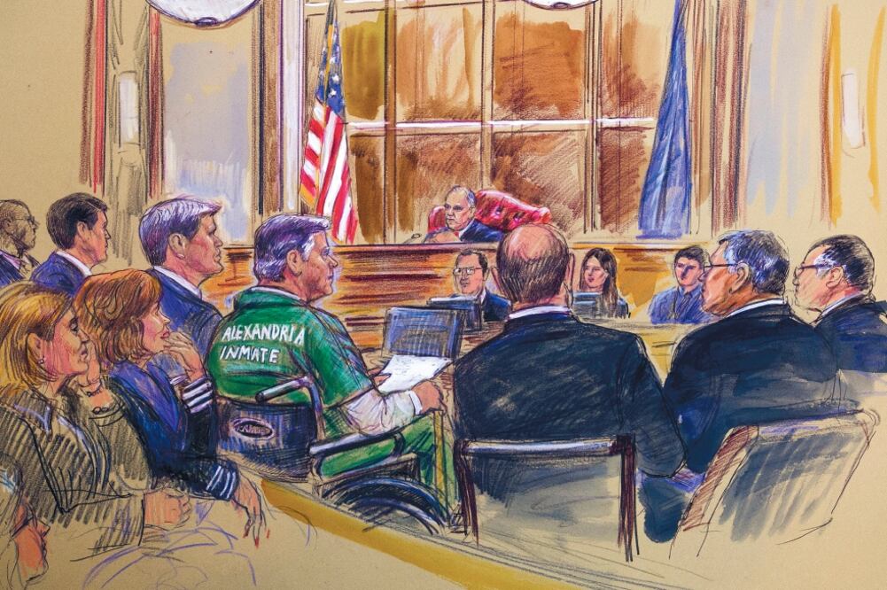 Paul Manafort, en silla de ruedas, ayer en la audiencia en la que lo condenaron a 47 meses de cárcel; aún tiene pendiente otra sentencia. (DANA VERKOUTEREN. AP)