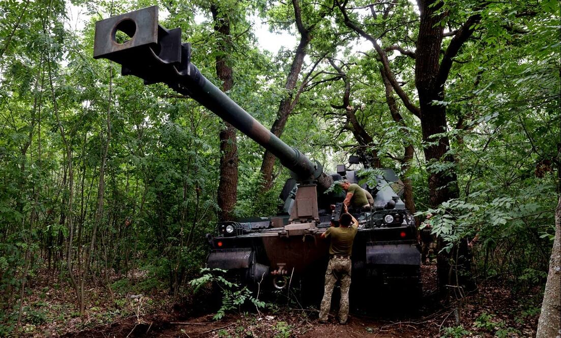 Militares ucranianos trabajan junto a un Krab autopropulsado polaco en la línea del frente en la región de Donetsk. Foto: AFP