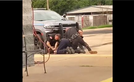 Suspenden a 2 agentes del condado de Crawford tras ser grabados golpeando a un presunto criminal