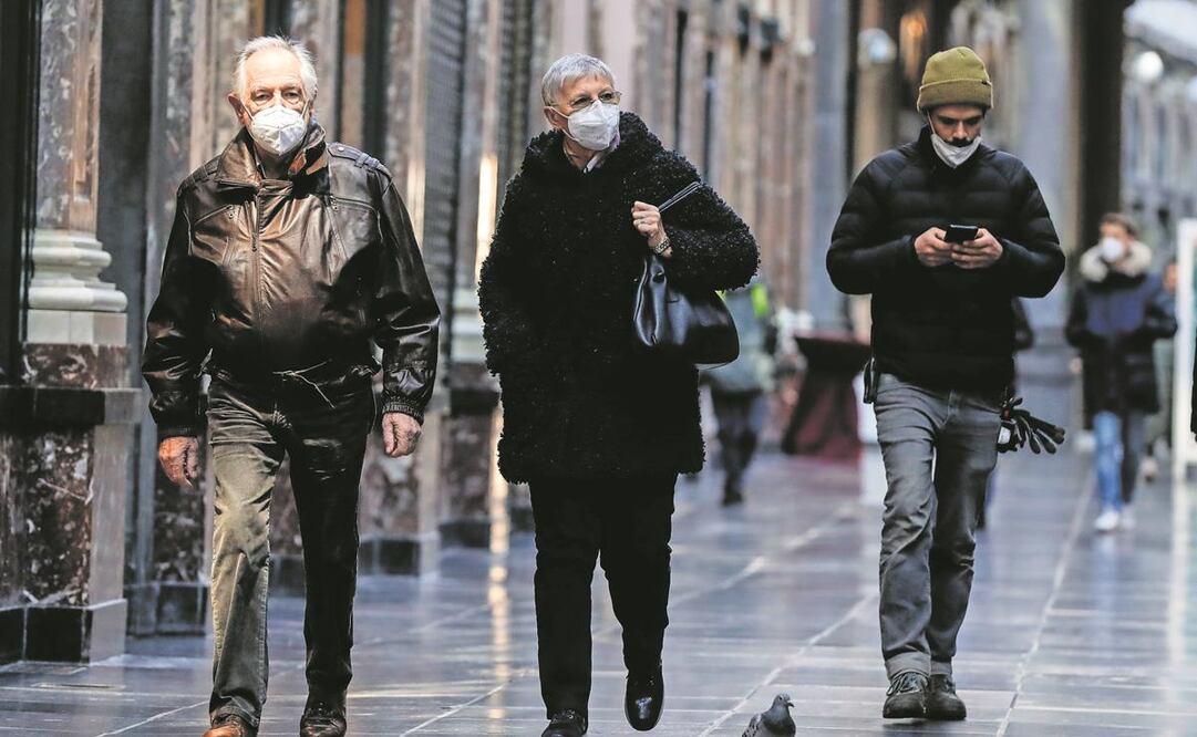 Lugareños con tapabocas, en Bruselas. Bélgica, Alemania, Francia y Holanda tienen mayor inversión en el sector sanitario. Foto: Stephanie Lecocq/ EFE