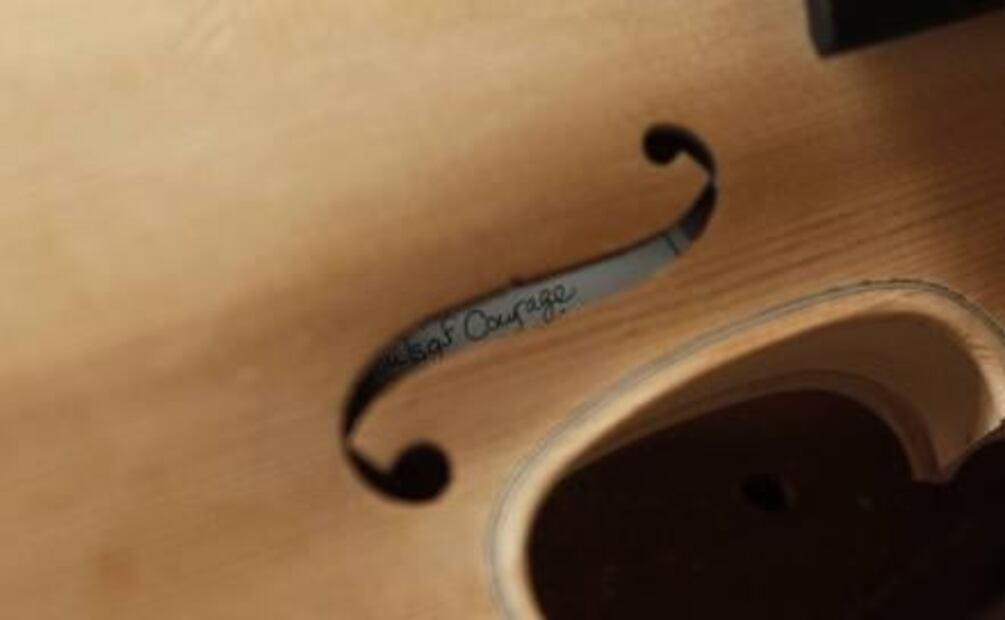 En cada violín que fabrica, un mensaje a su hermano muerto 