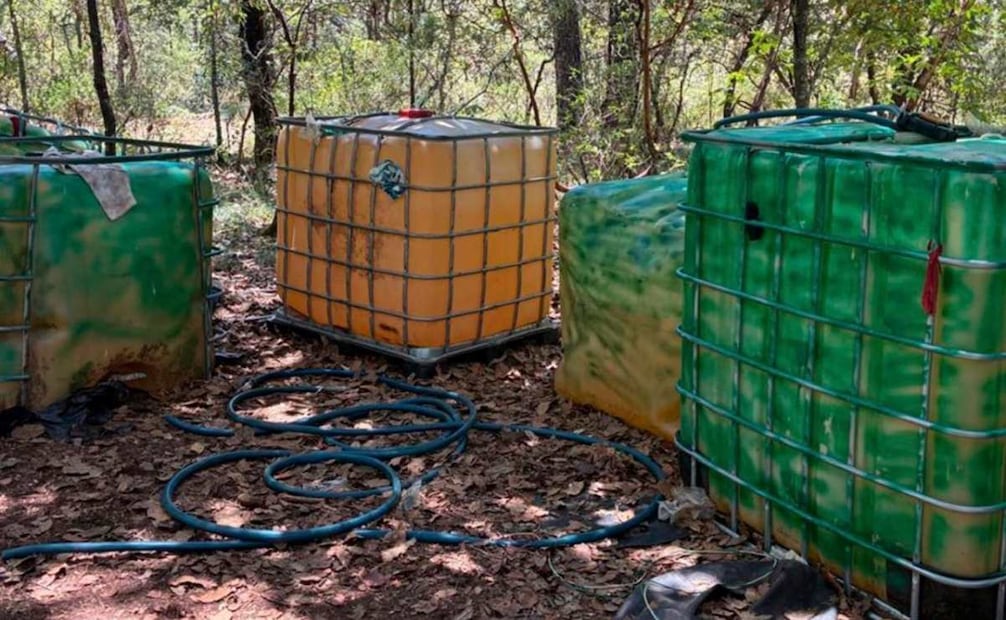 Localizan campamento clandestino para resguardo de combustible en Hidalgo; aseguran más de 4 mil litros.
Foto: Especial.