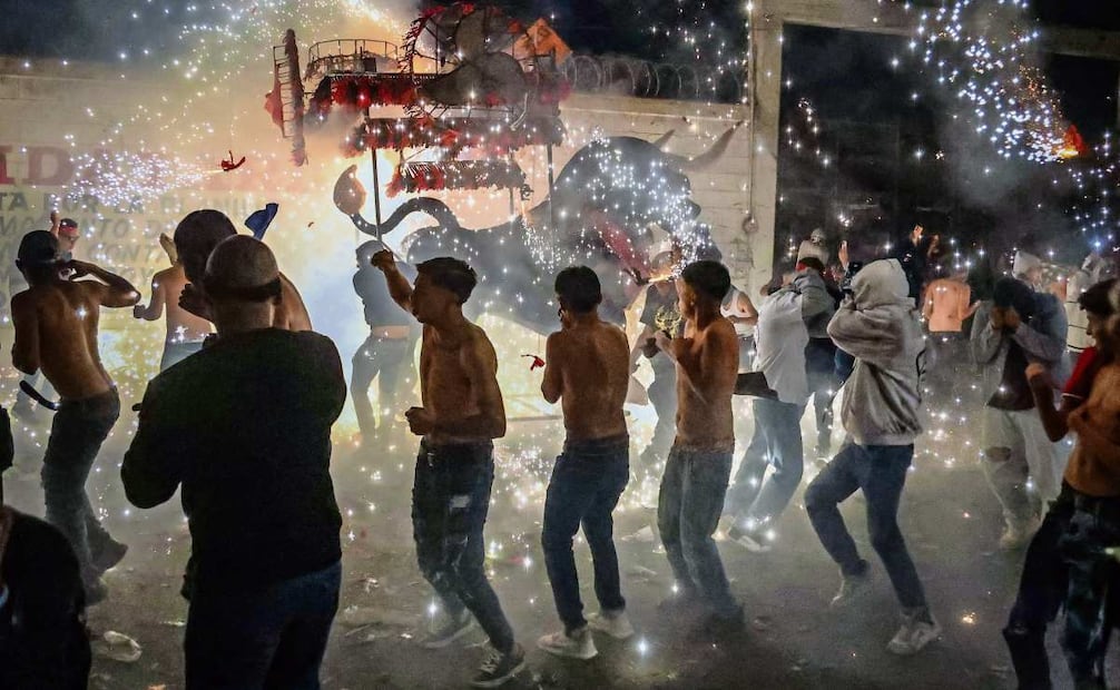 El recorrido de los toritos por las principales calles de Tultepec, es amenizado por banda y batucada. Foto: Luis Camacho y Osmar Alvarado / EL UNIVERSAL