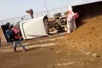 Captan volcadura de tráiler en construcción del NAIM