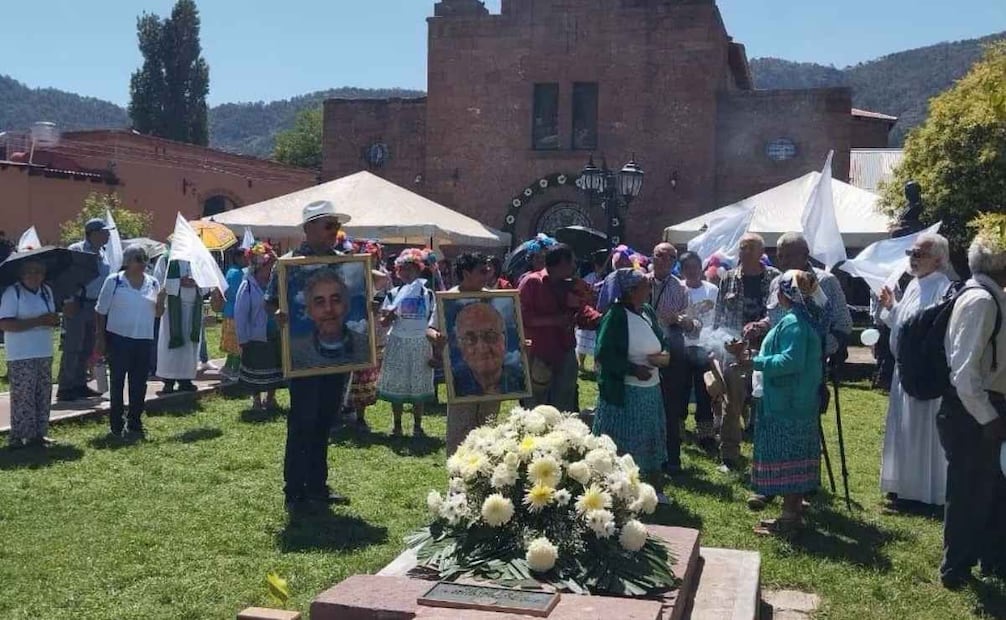 La comunidad participó en una procesión acompañada por danzas tradicionales rarámuri. Foto: Especial.