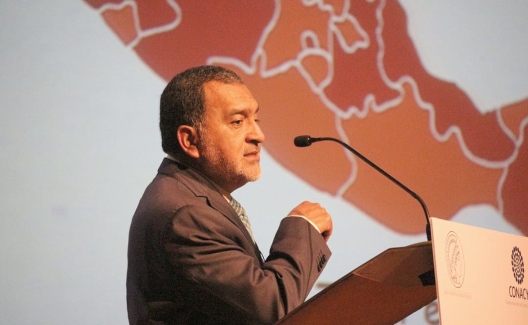 En el futuro podría emplearse esta molécula como vehículo para destruir específicamente a las células cancerígenas. En la imagen, el investigdor del Centro de Investigaciones en Óptica, durante su presentación. (FOTO: FCCyT)