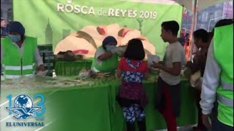 Capitalinos acuden a partida de Rosca de reyes en el Zócalo