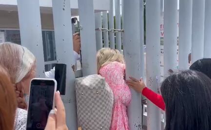 Durante protesta, activista queda atrapada en reja del Congreso de Hidalgo