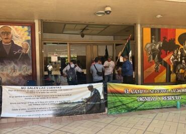 Con cadenas y barricadas humanas, productores de maíz mantienen bloqueo del Palacio de Gobierno en Culiacán; exigen pago de 750 pesos por tonelada