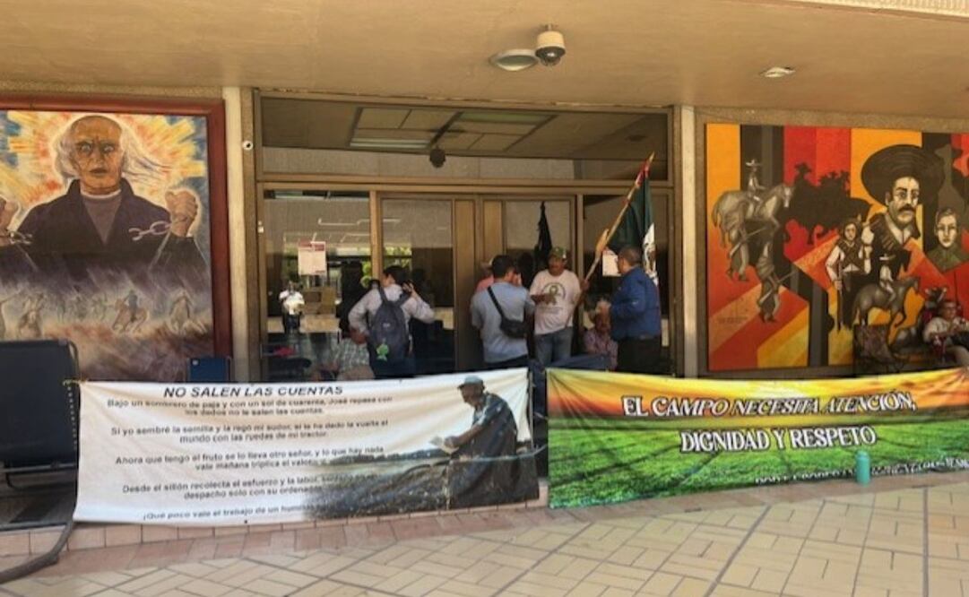 Productores de maíz mantienen paralizadas todas las actividades en Palacio de Gobierno, al colocar cadenas y barricadas humanas en todos los accesos. (25/07/25)Foto: Javier Cabrera Martínez