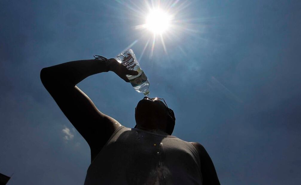 Adultos y niños se ven afectados por la tercera onda de calor en México. Foto: Archivo EL UNIVERSAL
