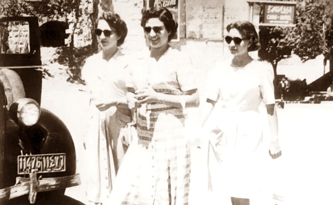 Tres señoritas lucen sus lentes de sol en la ciudad de El Cairo, Egipto, a comienzos de los años 50. Foto: Wikimedia Commons.