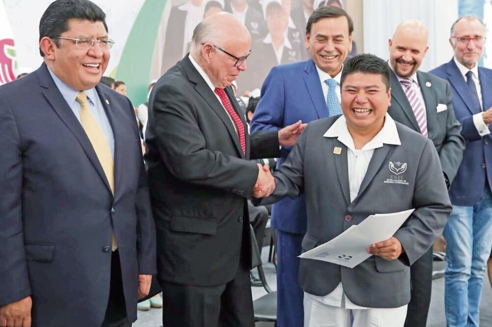 El titular de la Secretaría de Salud, José Narro Robles (segundo de izq. a der.), encabezó la ceremonia de entrega de diplomas a los estudiantes de la generación 2016-2018 de la Escuela Nacional de Enfermería e Investigación. Foto: ESPECIAL