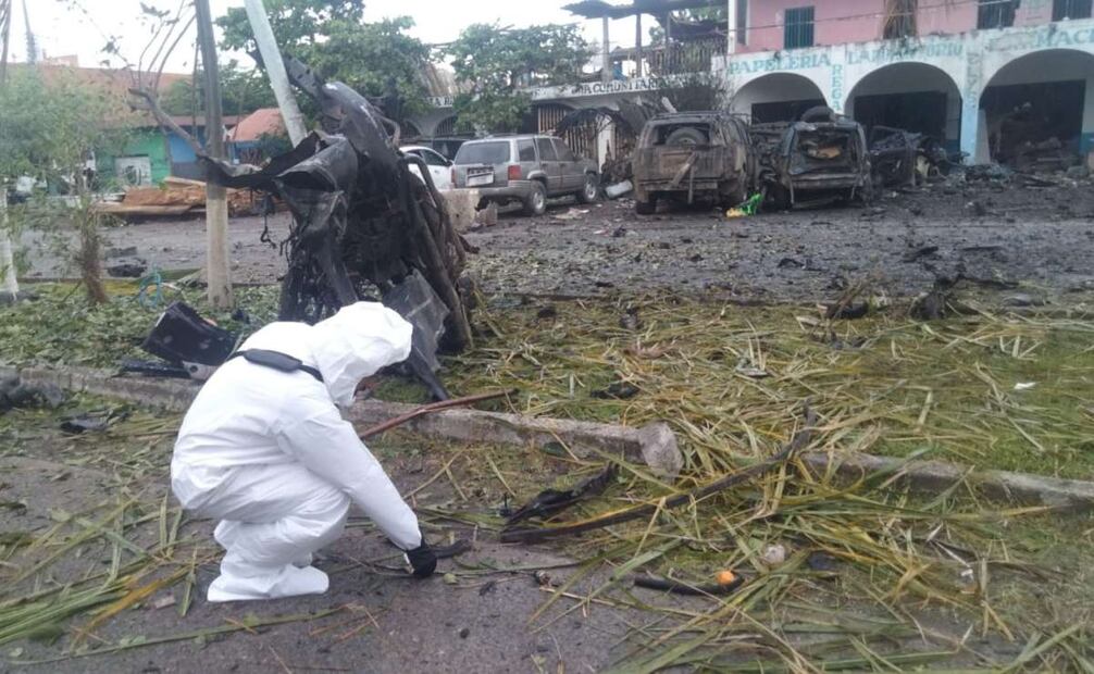 Se instruyó el desplazamiento de un equipo de la Fiscalía estatal, especializado en investigación post-blast (procesamiento de la escena de la explosión), para colaborar con auxilio del Agrupamiento Especializado en Artefactos Explosivos y Materiales Peligrosos de la SSP, en las actuaciones respectivas que realiza la Fiscalía General de la República (FGR)
Foto: Especial.