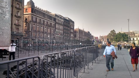 GDF coloca gradas en el Zócalo por visita del Papa