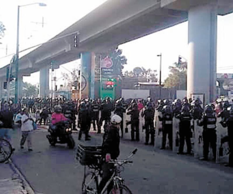 Los bloqueos en la autopista México-Puebla se hicieron en ambos sentidos, lo que afectó la circulación desde las seis de la mañana. Foto: ESPECIAL