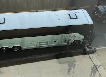 NY acusa al gobernador de Texas de enviar a migrantes con brazaletes; "los envía como si fueran ganado"