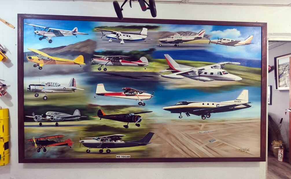 Óleo de un artista local al cual le encomendaron plasmar parte de la galería de las aeronaves que Rodolfo piloteó; el primero fue el color naranja de la parte inferior izquierda. Fotografía: Mario Alberto Trillo.