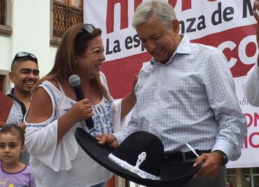 Juan Gabriel era pueblo, liberal y nacionalista: López Obrador