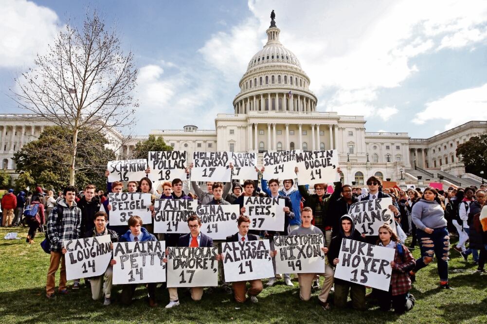 Estudiantes de un colegio de Washington DC se manifestaron frente al Capitolio con los nombres de los alumnos muertos en el tiroteo de hace un mes en Florida (JOSHUA ROBERTS. REUTERS)
