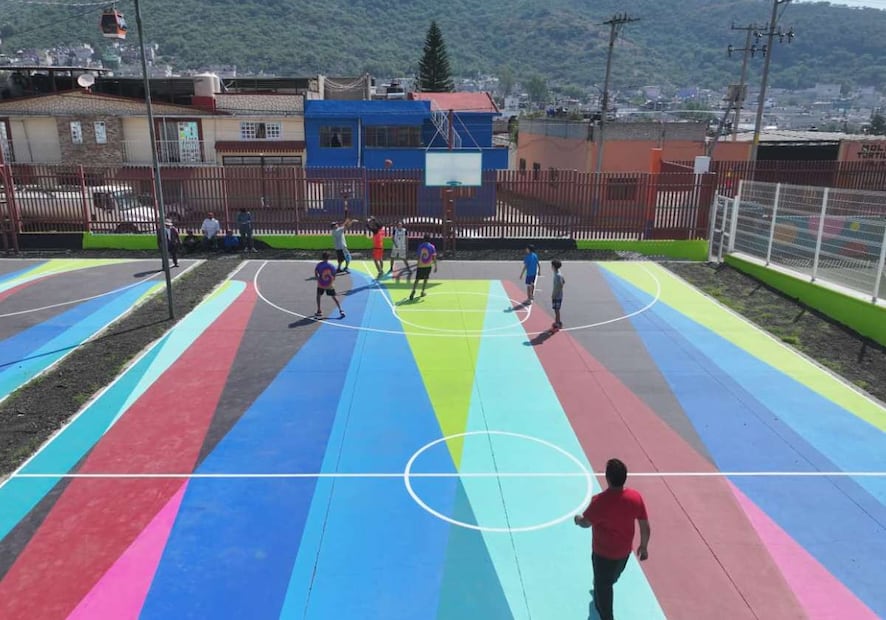 El colectivo artístico español Boa Mistura, participó al pintar un mural multicolor en las dos canchas de basquetbol y las gradas. Foto: Especial