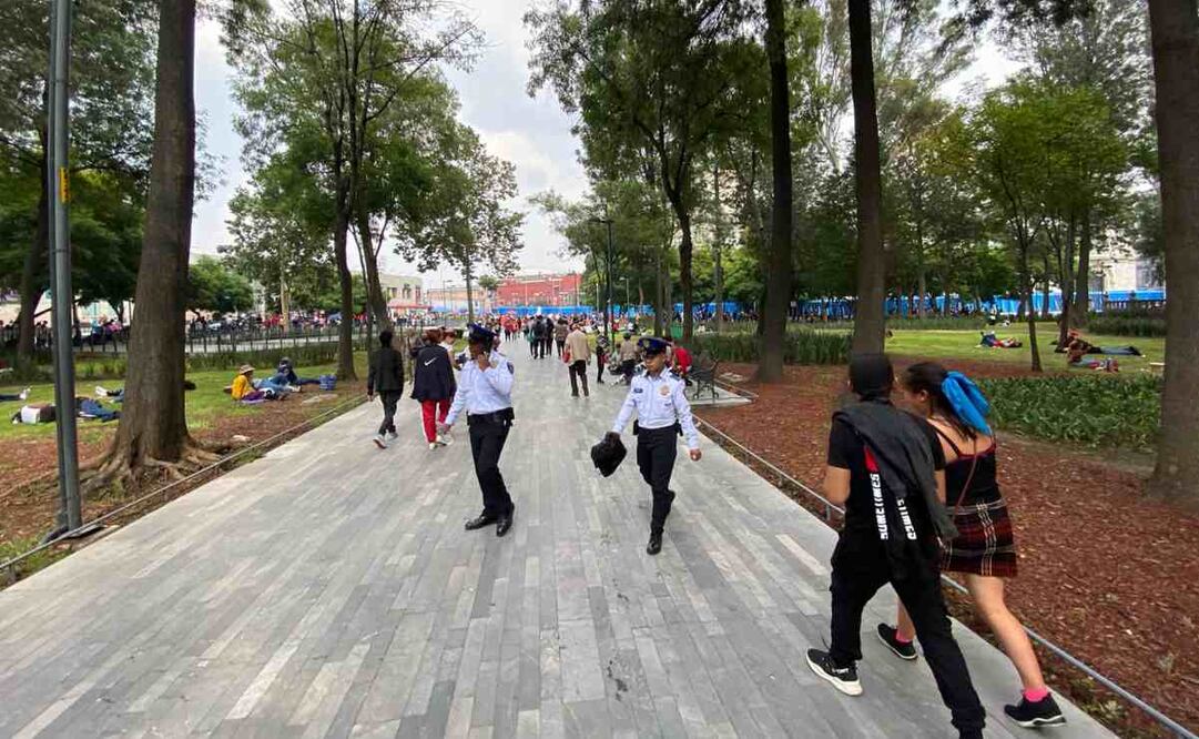 “Ya extrañaba descansar aquí”, expresó uno de los visitantes del Centro Histórico, mientras permanecía sentado en el pasto de las áreas verdes del emblemático parque público este 16 de septiembre de 2024. Foto: Alberto Acosta/EL UNIVERSAL