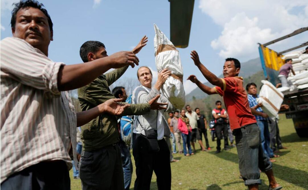 Los primeros envíos con ayuda llegaron al distrito de Dhading, justo al este de Gorhka donde se coordinan las labores de rescate (Foto: AP)