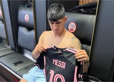 Alan Pulido presume quedarse con la camiseta de Lionel Messi