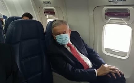 Aborda AMLO avión para su viaje a EU