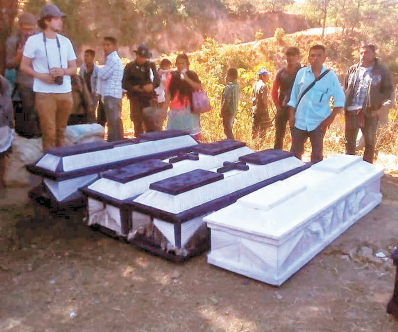 La fiscalía entregó ayer los cadáveres de cuatro adultos y un menor de edad. Foto: ESPECIAL