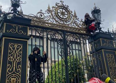 Colectivo feminista protesta en Segob; escalan rejas para exigir audiencia con Rosa Icela Rodríguez por caso de abuso sexual