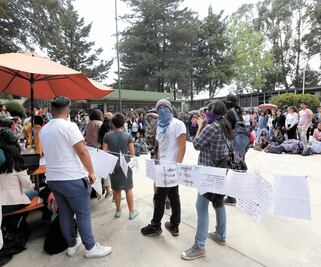 Alumnos de la UAEMex toman tres facultades