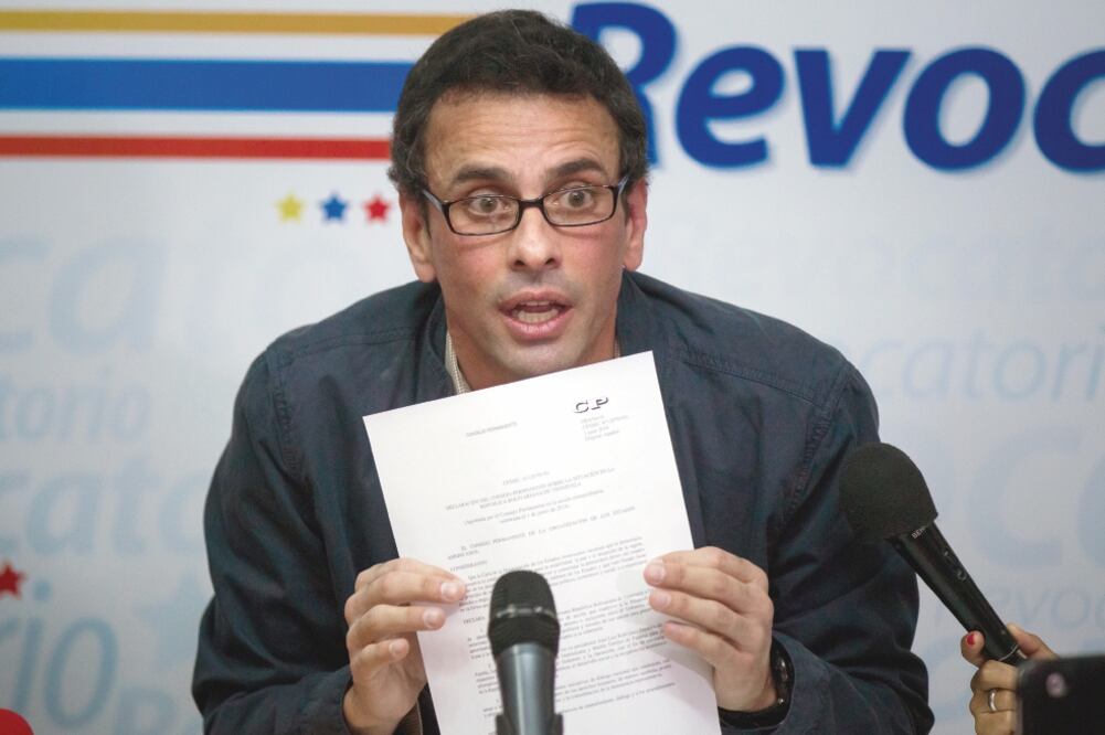 Henrique Capriles, líder opositor, dijo ayer que no habrá diálogo con el oficialismo a menos que se active el proceso para revocar a Maduro (MIGUEL GUTIÉRREZ. EFE)