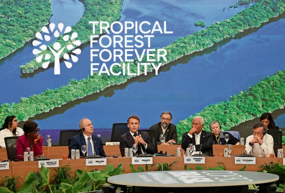 El presidente de Francia, Emmanuel Macron (centro), interviene durante la Mesa Redonda de Líderes para el lanzamiento del Fondo para los Bosques Tropicales para Siempre (TFFF), previo a la COP30 en Belém. Foto: de LUDOVIC MARIN. AFP
