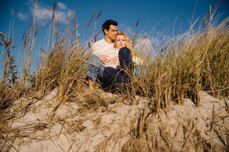 La serie relata el romance de los Kennedy, pero hace hincapié en las prendas que usaron durante ese tiempo. Instagram @lovestoryfx