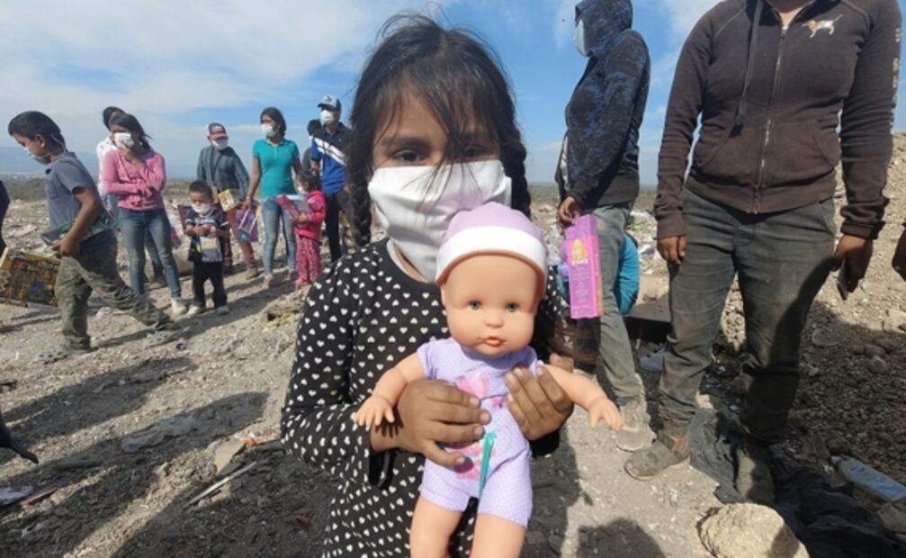 Policías estatales reparten juguetes y dulces a niños de escasos recursos en Tamaulipas