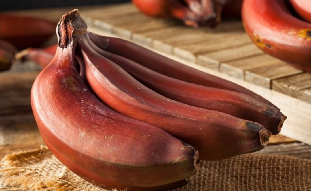 Beneficios del plátano rojo. Foto: iStock