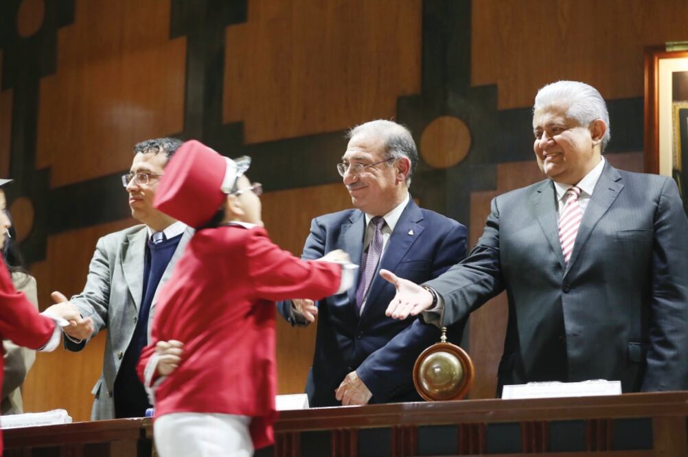 Alberto Pérez Dayán, ministro de la Suprema Corte de Justicia, y el subdirecto r Jurídico de la Lotería Nacional, Víctor Manuel Saucedo, ayer en el sorteo (JUAN CARLOS REYES. EL UNIVERSAÑ)