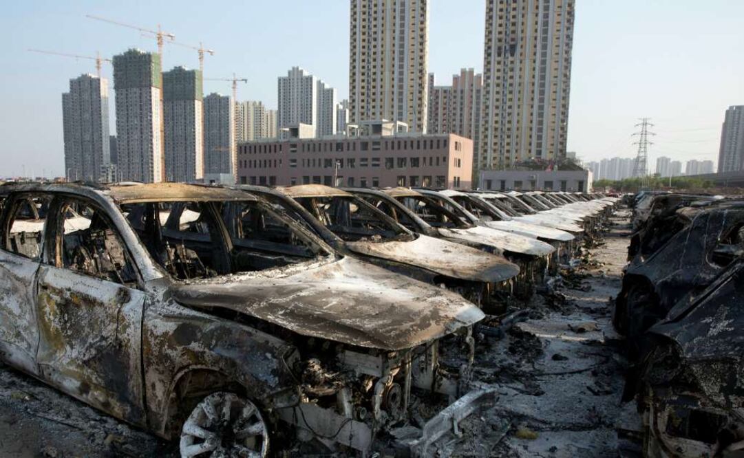 Restos carbonizados de coches nuevos después de una explosión ocurrida en el municipio de Tianjin de China. Foto: AP