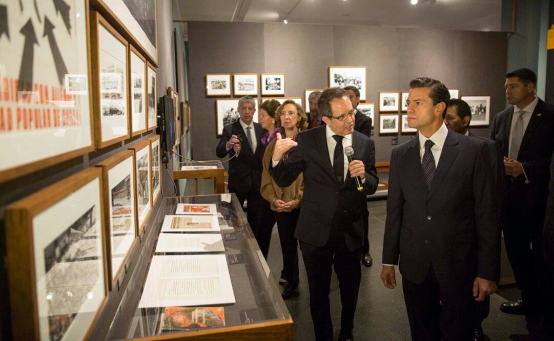 El Mandatario hizo un recorrido de la muestra que se exhibe en Palacio Nacional. /Especial - Presidencia de la República