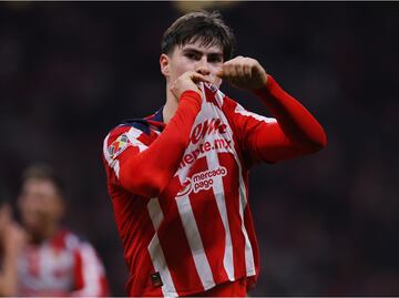 Chivas aplasta al Atlas y se lleva el Clásico Tapatío con un triplete de Armando 'La Hormiga' González