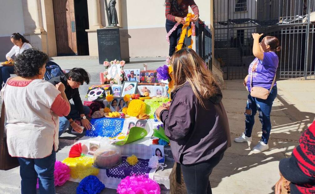 El colectivo Justicia Para Nuestros Deudos, también colocó un altar para recordar a los 386 difuntos del crematorio Plenitud.
Foto: Especial.